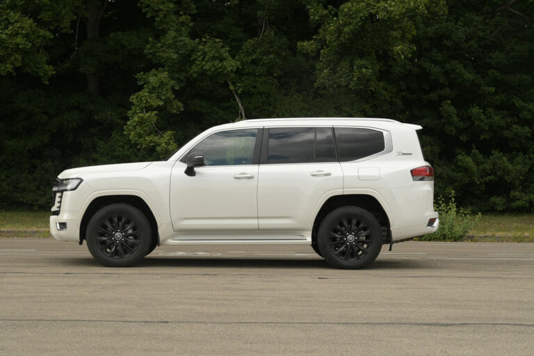 Land-Cruiser-300-weiß-(22)